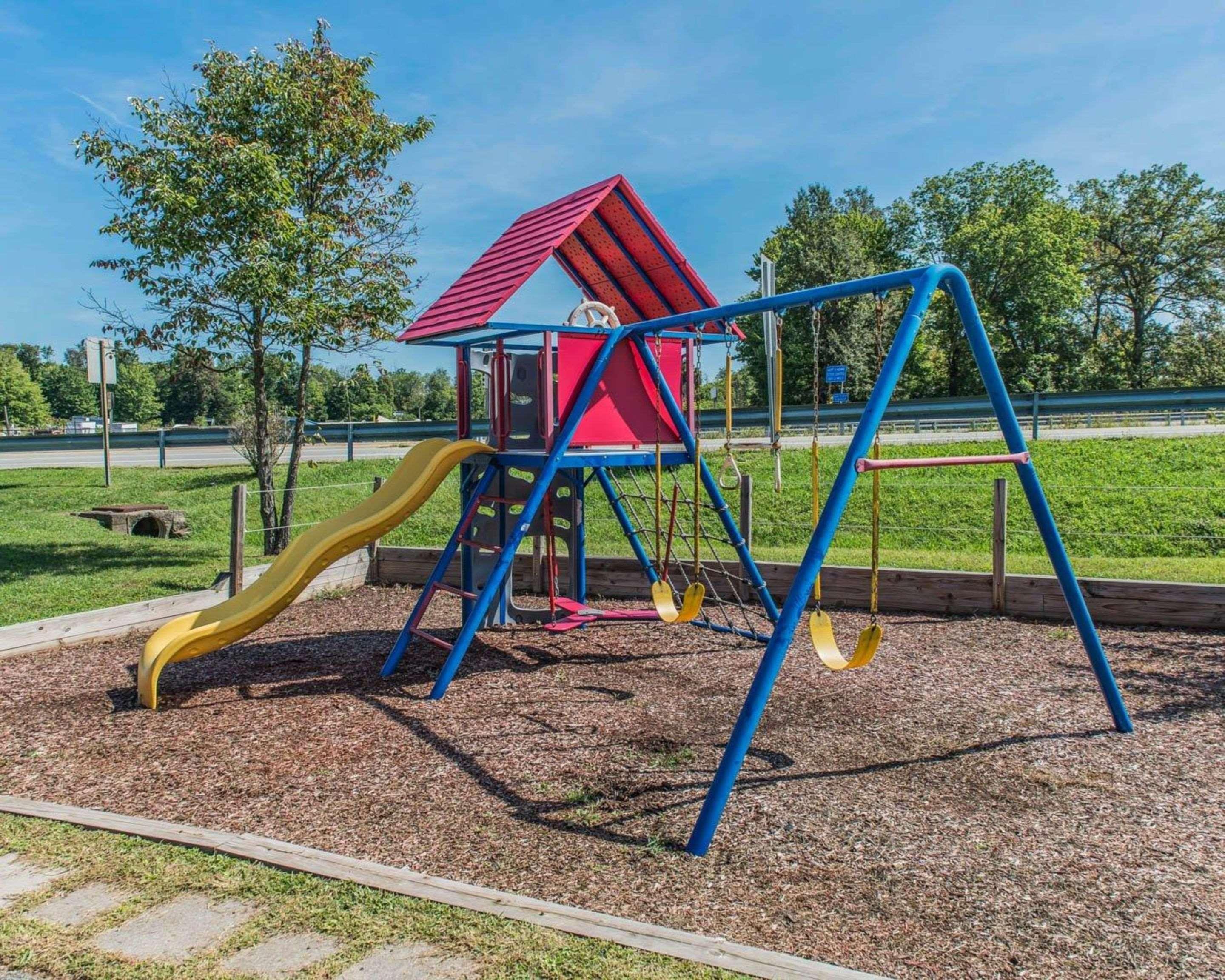 コンフォート イン Belle Vernon エクステリア 写真